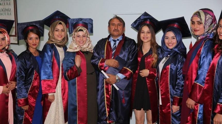 Hayalini Kurduğu &Uuml;niversiteden 61 Yaşında Mezun Oldu