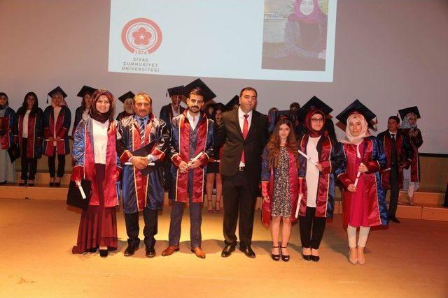 Hayalini Kurduğu Üniversiteden 61 Yaşında Mezun Oldu