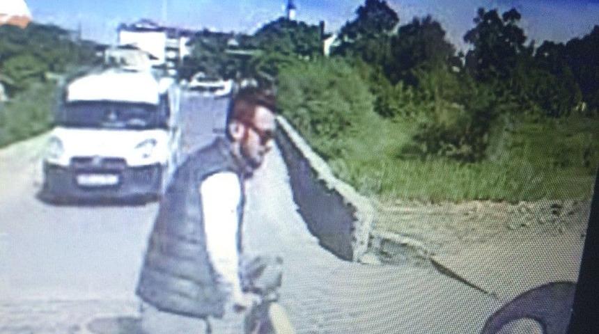 Motosikletle Bisikletin &Ccedil;arpışması G&uuml;venlik Kameralarına Yansıdı