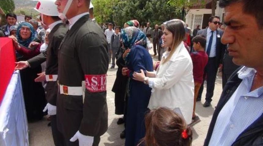 Yıldırım D&uuml;şmesiyle Şehit Olan Asker Toprağa Verildi