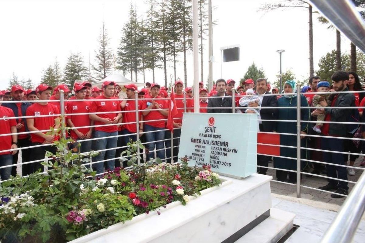 Darıcalı &Ouml;ğrenciler Kahraman Şehidin Kabrini Ziyaret Etti