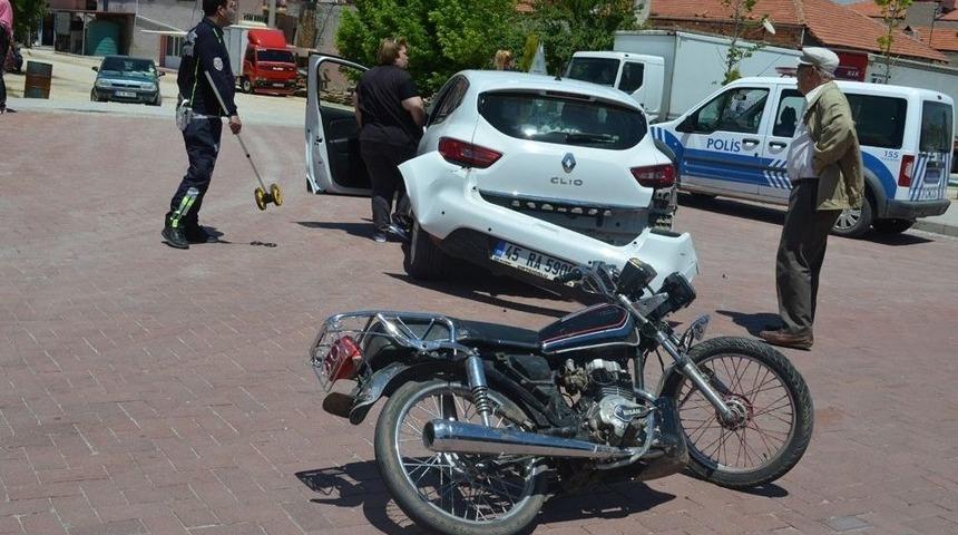 Motoruyla Otomobile &Ccedil;arptı Ka&ccedil;arak Hastaneye Gitti