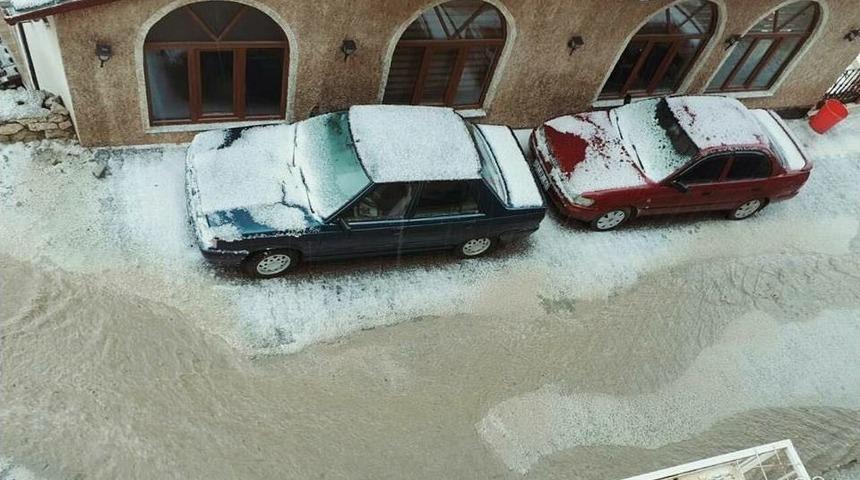 Dolu Yağışı İl&ccedil;eyi Beyaza B&uuml;r&uuml;d&uuml;