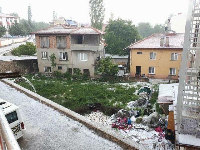 Dolu Yağışı İlçeyi Beyaza Bürüdü