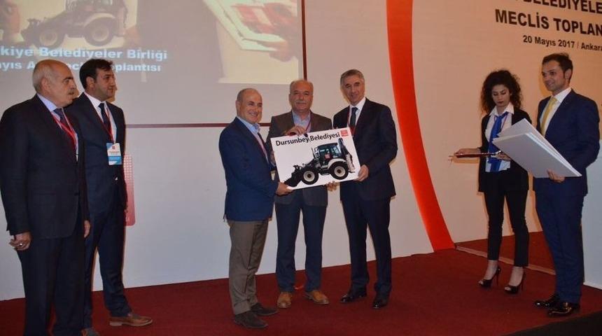 Dursunbey Belediyesi’ne İş Makinesi Hibe Edildi