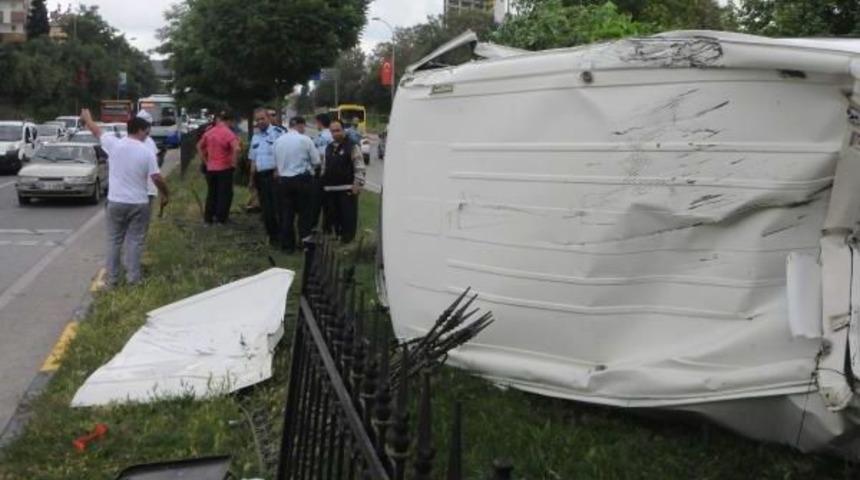 &Ccedil;aldıkları Minib&uuml;sle Polisten Ka&ccedil;arken Kaza Yaptılar, Yakalandılar