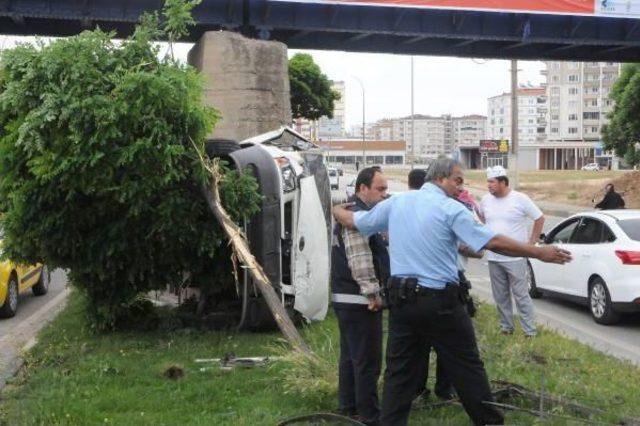 Çaldıkları Minibüsle Polisten Kaçarken Kaza Yaptılar, Yakalandılar