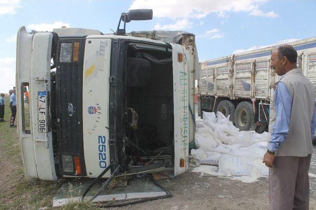 Mardin’de Un Yüklü Kamyon Devrildi