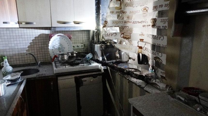 Mutfakta &Ccedil;ıkan Yangın Mahalleliyi Korkuttu