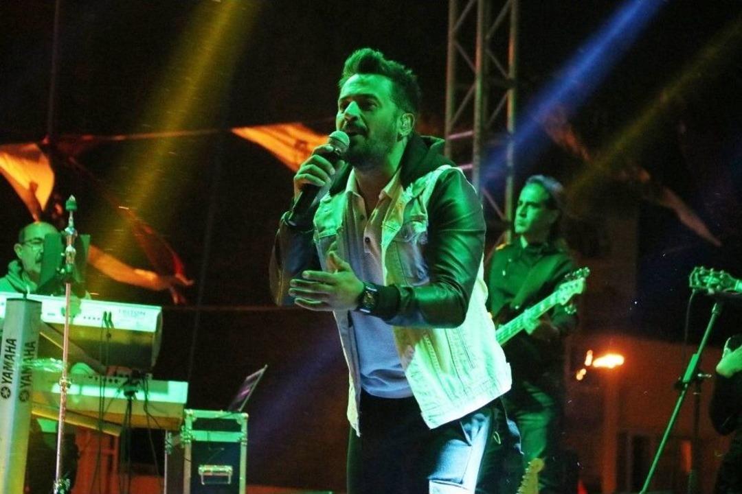 Bergama Kermesinde Emre Altuğ R&uuml;zgarı