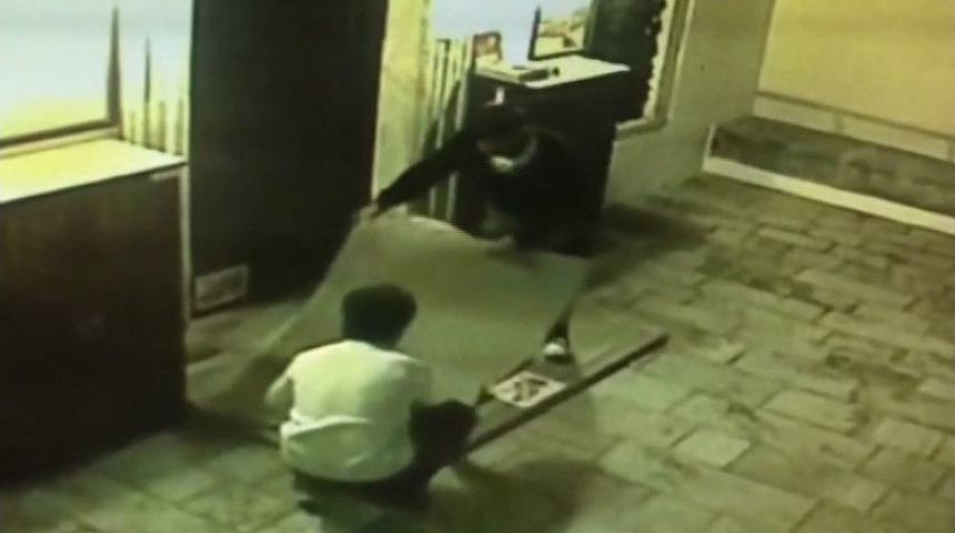 Cami Avlusundaki Halıyı &Ccedil;alan Hırsızlar Kameraya Yakalandı