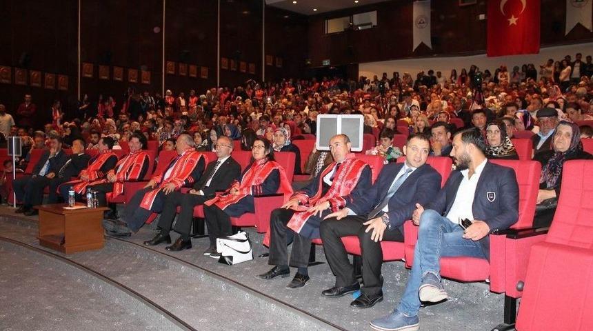 Kırk Yaşında Üniversiteyi Dereceyle Bitirdi