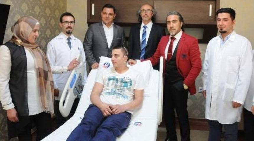 Anneden Alınan Kaburga Kemikleriyle Oğluna Kulak