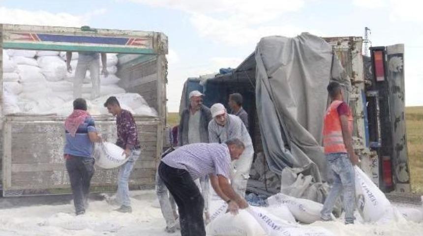 Kaza Yapan Un Y&uuml;kl&uuml; Kamyon Karayolunu Beyaza B&uuml;r&uuml;d&uuml;