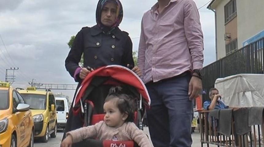 (&ouml;zel Haber) Bebeği İle Yolda Y&uuml;r&uuml;yen Kadının Cebindeki Telefon &Ccedil;alındı