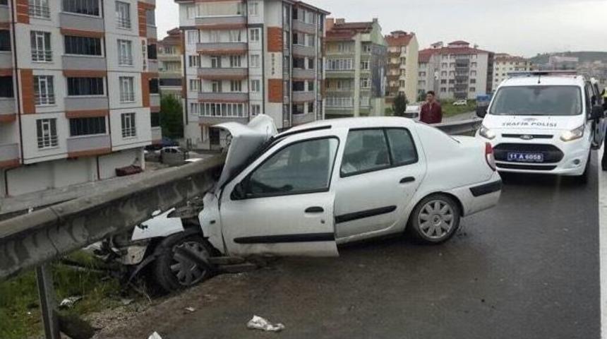 Otomobil Bariyerlere &Ccedil;arptı, 4 Yaralı
