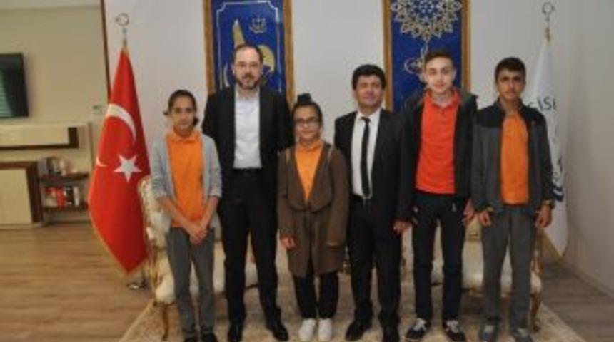 Bilgi Ve K&uuml;lt&uuml;r Yarışması Birincileri Başkan Ayaz&rsquo;ı Ziyaret Etti