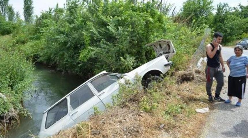 Otomobil Kanala U&ccedil;tu, S&uuml;r&uuml;c&uuml; Yaralandı