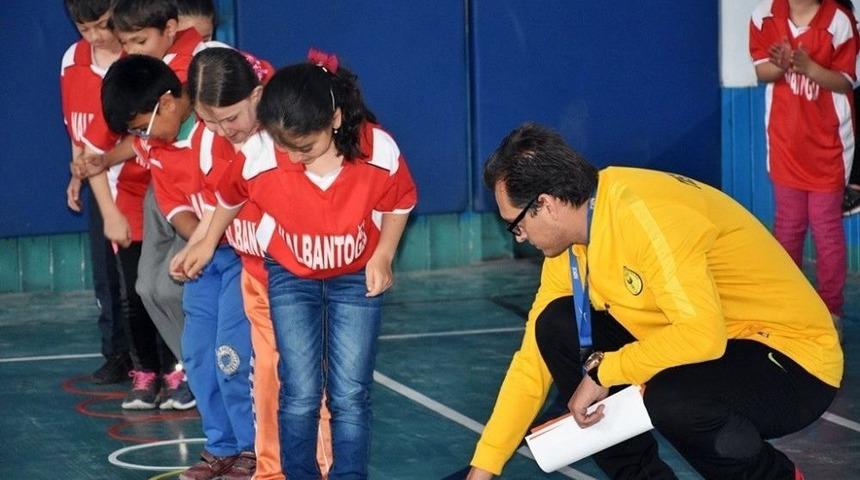 Tosya&rsquo;da İlkokullar Arası Fiziksel Etkinlik Oyunları Yarışması Yapıldı