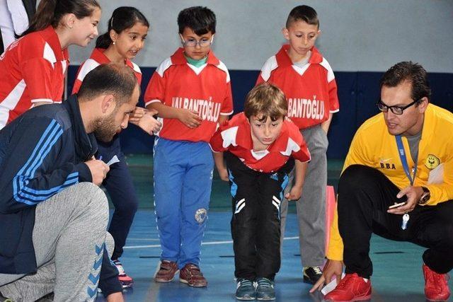 Tosya’da İlkokullar Arası Fiziksel Etkinlik Oyunları Yarışması Yapıldı