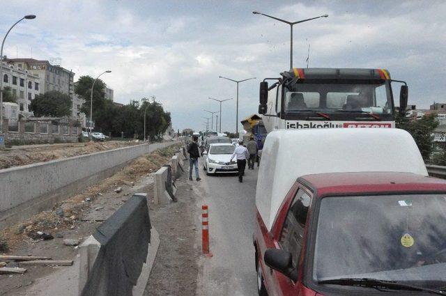 Servis Aracı Önündeki Üç Araca Çarptı: 1 Yaralı