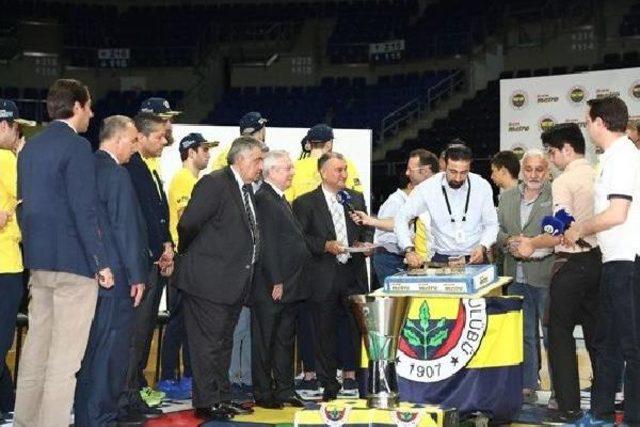 Basketbolda Avrupa'nın En Büyüğü Fenerbahçe'nin Şampiyonluk Pastası Kesildi