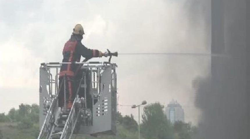 İkitelli'de Tem Otoyolu Yakınındaki Yağ Deposunda Yangın Çıktı(Geniş)
