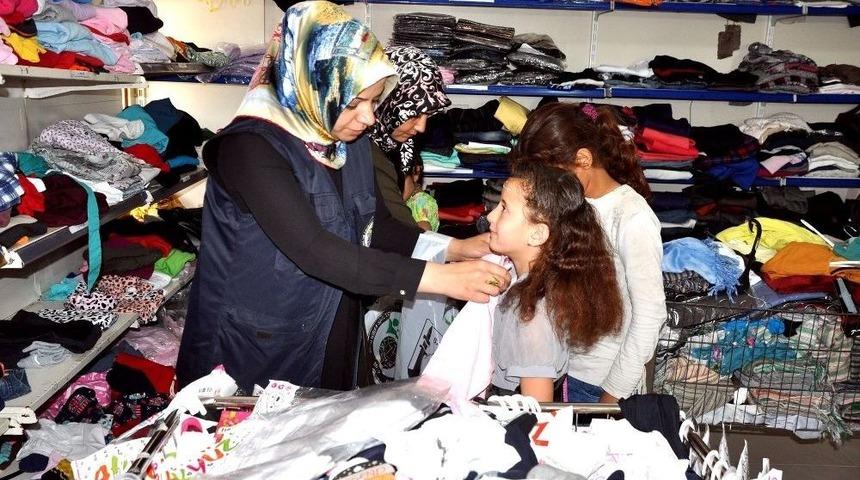 Ak&ccedil;akale&rsquo;deki Suriyeli 80 Yetim &Ccedil;ocuk Giydirildi