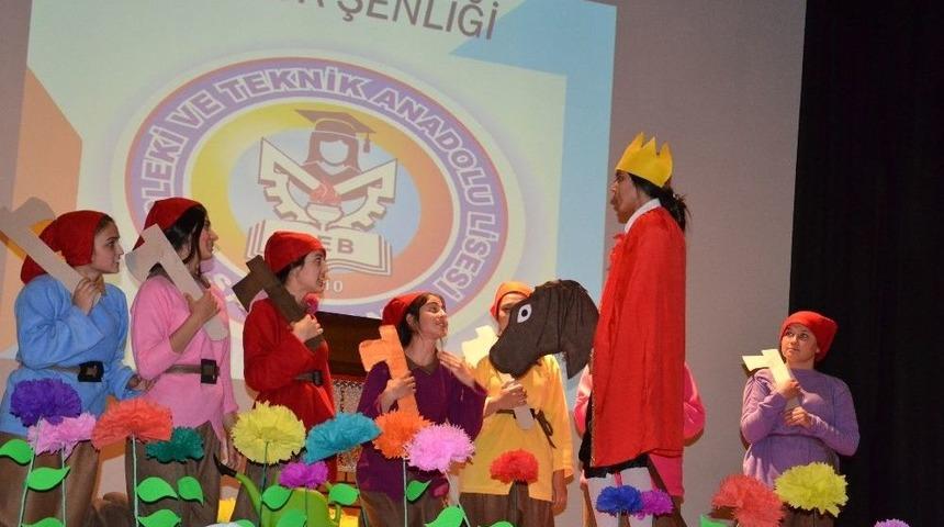 Saruhanlı&rsquo;da &Ccedil;ocuklar Şenlikte Eğlendi