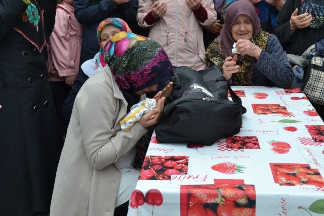 Acılı Anne Oğlunu Son Kez Koklayarak Son Yolculuğuna Uğurladı