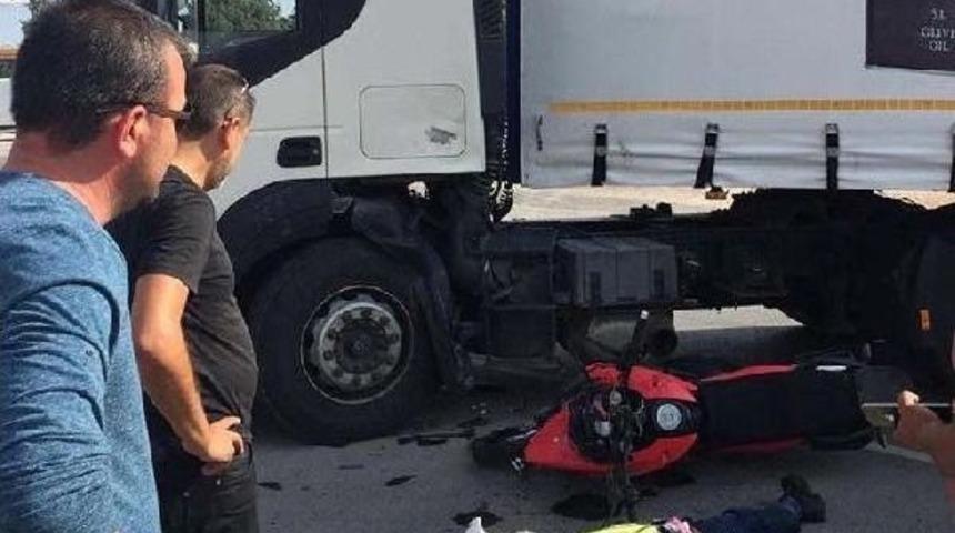 Motosiklet Tır'a &Ccedil;arptı: 1 &Ouml;l&uuml;