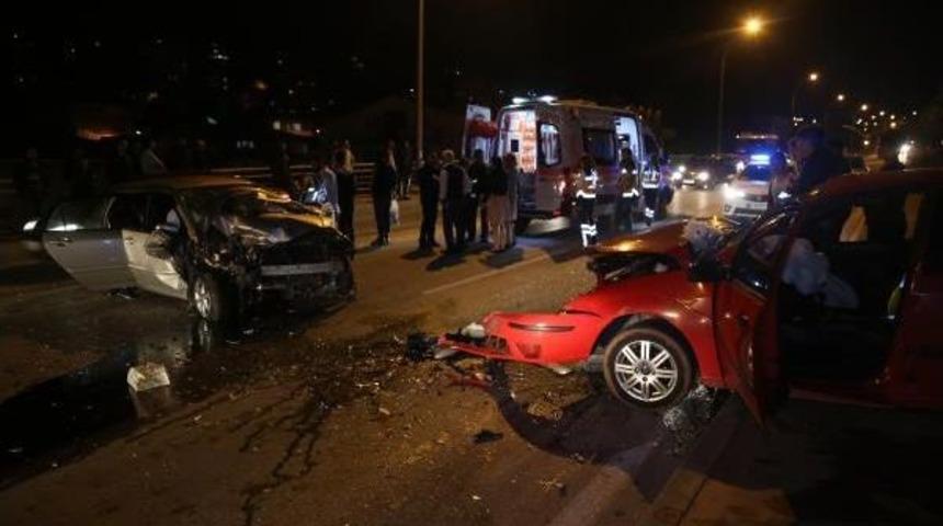 Alkoll&uuml; S&uuml;r&uuml;c&uuml; Kazaya Neden Oldu: 3 Yaralı