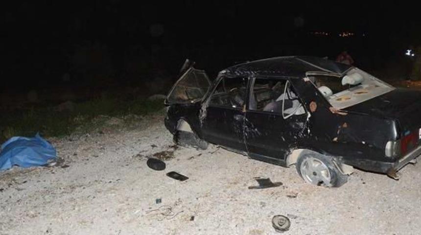 Otomobil Devrildi: 1 &Ouml;l&uuml;, 2 Yaralı