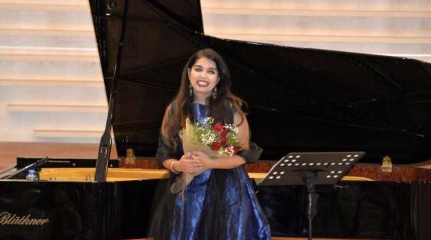 Avustralya'da Yaşayan T&uuml;rk Opera Sanat&ccedil;ısından Savaş Karşıtı Şarkılar