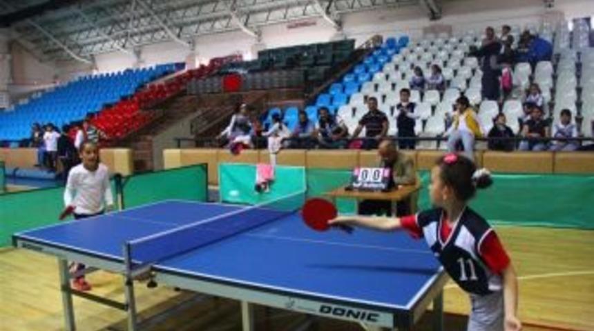 Minikler Masa Tenisinde Yarıştı