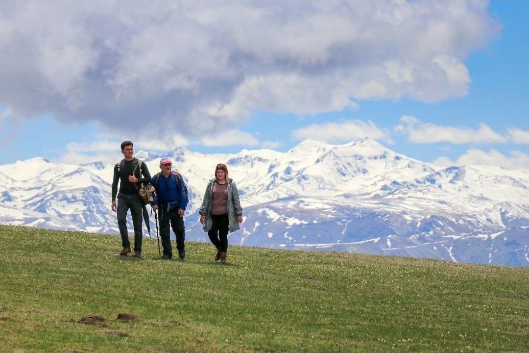 G&uuml;m&uuml;şhaneli Dağcılardan Bulutların &Uuml;zerinde Y&uuml;r&uuml;y&uuml;ş