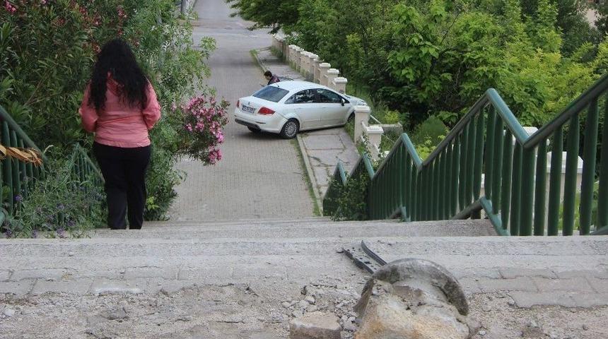 Park Halindeki Otomobil 20 Metrelik Merdivenlerden Uçtu