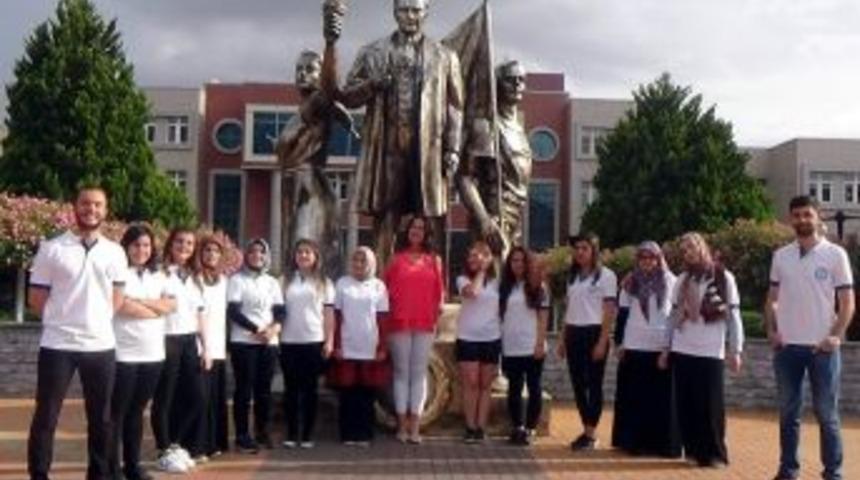 İşitme Engelliler İ&ccedil;in İşaret Diliyle İstiklal Marşı Okudular