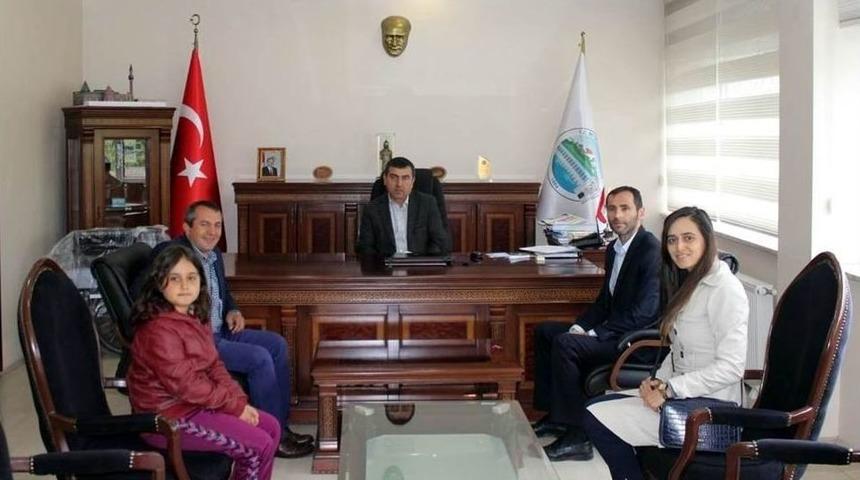 Topladıkarı Atık Kağıtlarla İhtiya&ccedil; Sahibi Engelliye Tekerlekli Sandalye Aldılar