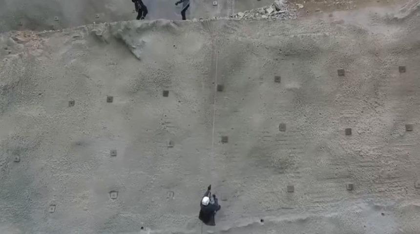 Dev Barajın İnşaatında Profesyonel Dağcılar İş&ccedil;ilerin G&uuml;venliği İ&ccedil;in &Ccedil;alışıyor