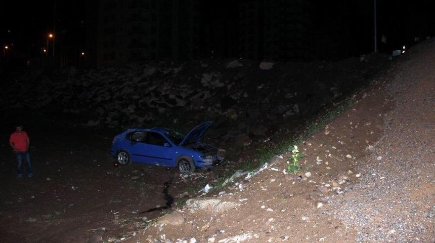 Otomobil Bah&ccedil;eye D&uuml;şt&uuml;: 3 Yaralı