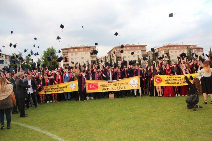 Bilecik’teki 9 Liseden Mezun Olan 985 Öğrenci Hep Birlikte Kep Attı G1