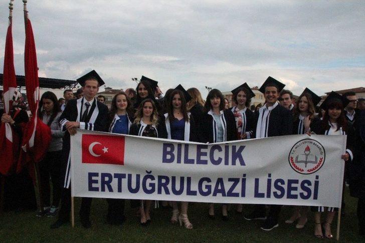 Bilecik’teki 9 Liseden Mezun Olan 985 Öğrenci Hep Birlikte Kep Attı G4