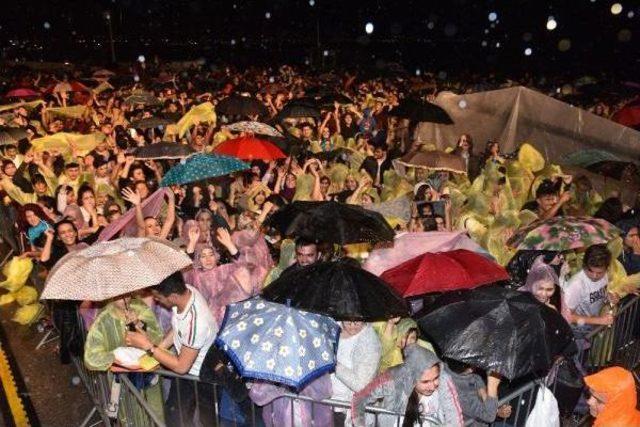 Yağmura Rağmen Ceceli'yi Beklediler Ama Konser Iptal Edildi