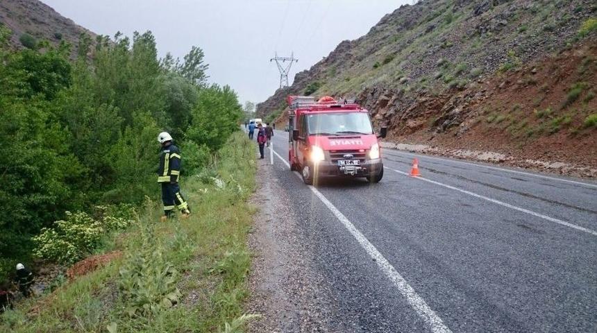 Otomobil U&ccedil;uruma Yuvarlandı: 5 Yaralı