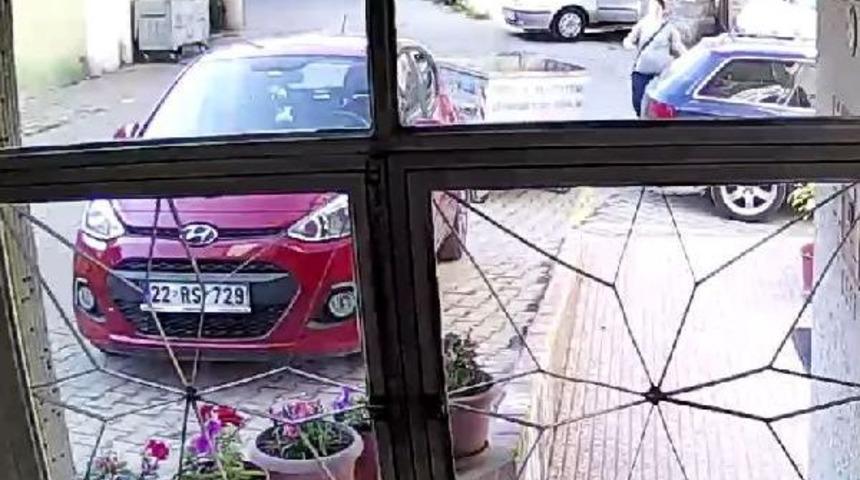 &Ccedil;&ouml;p Konteyneri Arabaya &Ccedil;arparak Durdu