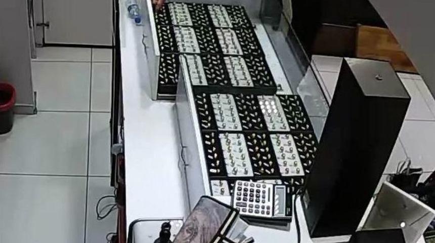 (&ouml;zel Haber) Kuyumcudan Hırsızlık Yapan &Ccedil;ocuklar Kamerada