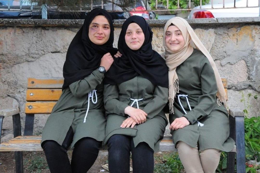 Kaza Ge&ccedil;iren Arkadaşları İ&ccedil;in G&ouml;z Altlarını Boyadılar