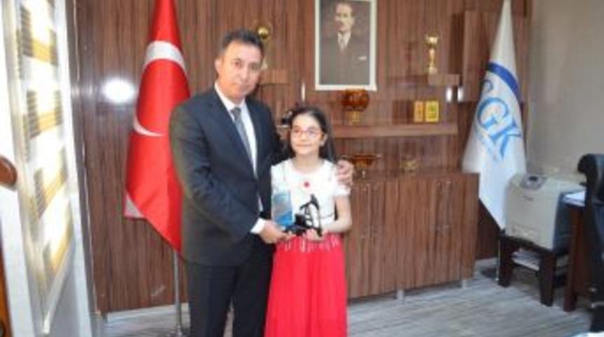 Anı Yarışmasında Dereceye Giren &Ouml;ğrencilere Plaket Verildi