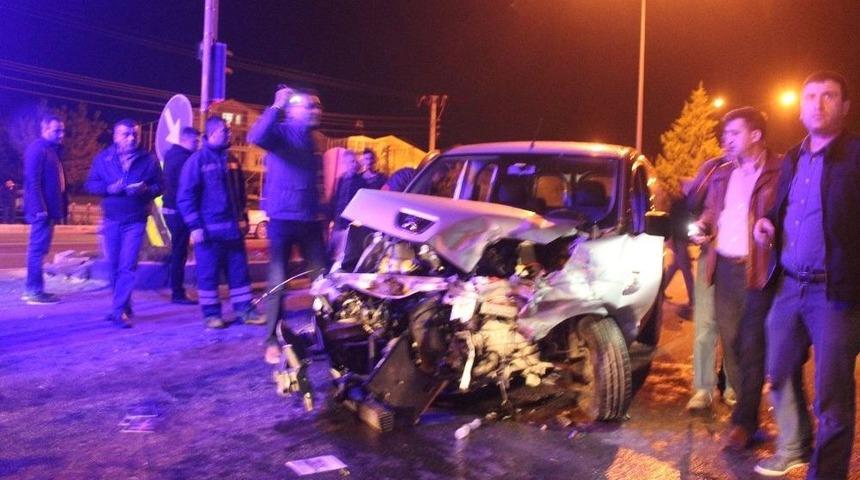 Jandarma Aracı İle Hafif Ticari Ara&ccedil; &Ccedil;arpıştı, 5 Yaralı